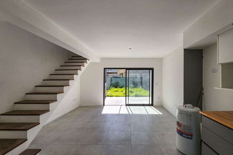 Casa tipo duplex de 2 dormitorios, cochera, jardín en Tierra Nueva Fisherton