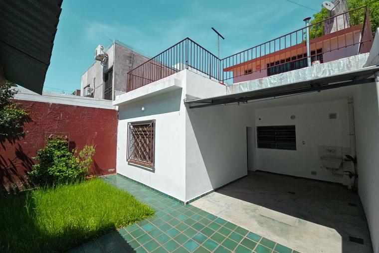 Casa de 3 dormitorios con patio y terraza en Refinerias