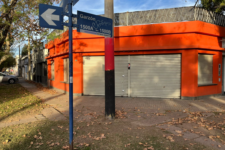 Alquilo Amplio Local Vidriado en Esquina Garzón y Chubut