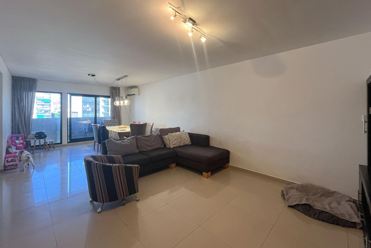 Departamento de 3 dormitorios con 2 baños y cochera en el centro