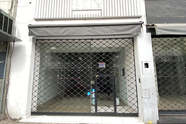 Pte. Roca 987. Local frente vidriado. 50 m2. Persiana rejas. Salón. Probadores. Depósito.