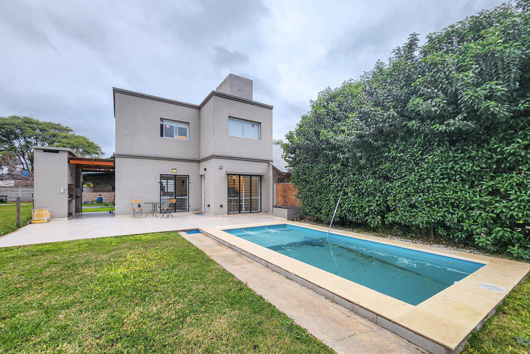 Casa de 2 dormitorios con pileta y jardin en Roldan