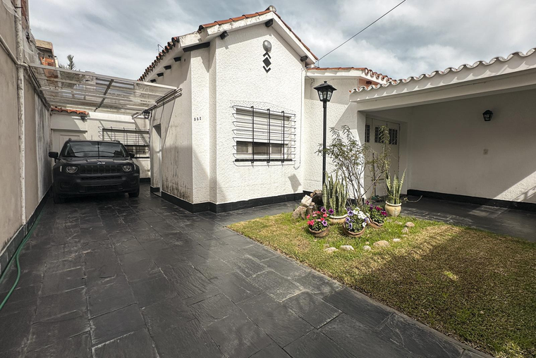 Casa con jardín de 3 dormitorios y 2 cocheras en Arroyito