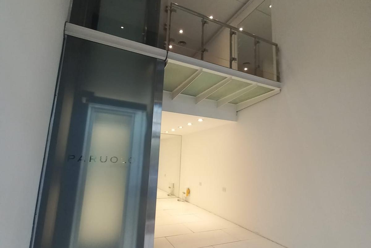 Paraguay 700. Local 50 m2 PB. 40 m2 PA. 2 baños. Climatización central. Persianas eléctricas.