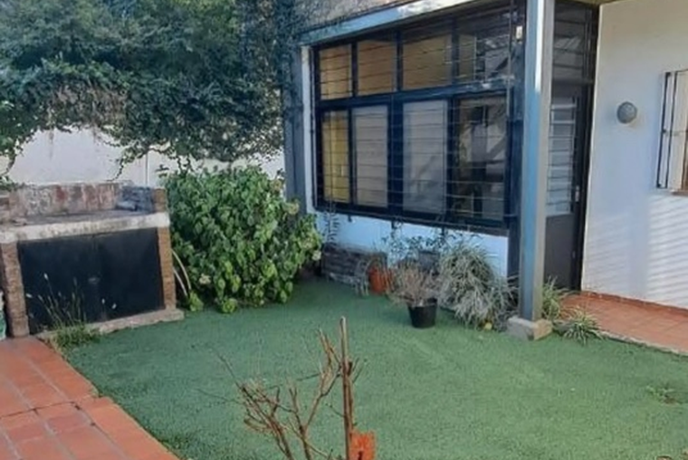 DORREGO - 27 DE FEBRERO. Casa interna única. Escritorio. Patio. Quincho. Parrillero. Impecable