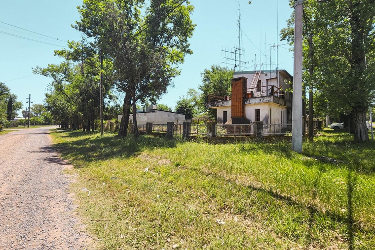 Terreno en esquina en perfecta ubicación y con casa a refaccionar en Funes