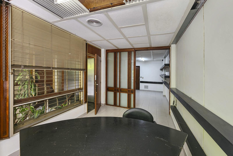 Oficina de piso exclusivo con deposito con ingreso por cocheras