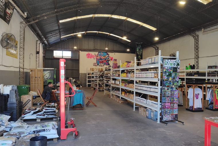 Galpón Parabólico Interno con Oficina y Baño.