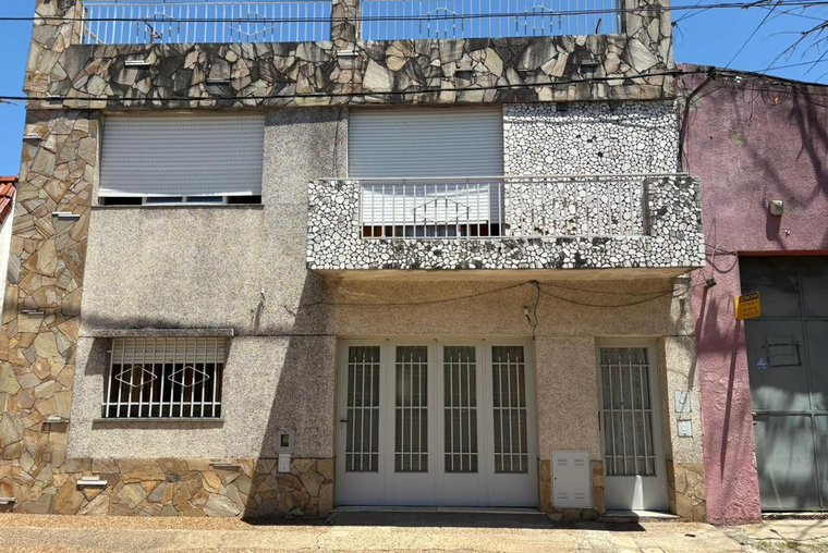 CASA DE DOS DORMITORIOS VENTA PATIO EXCLUSIVO AZCUENAGA ROSARIO