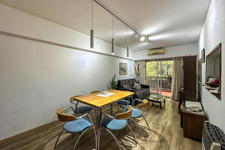 Departamento de 2 dormitorios con patio y cochera en el Centro
