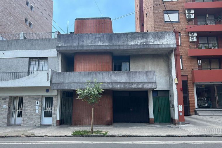 CASA DE DOS DORMITORIOS A DEMOLER VENTA DOBLE PLANTA LOURDES ROSARIO