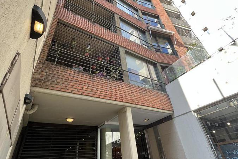 AMPLIO. SEMIPISO. Dorrego - Av. Pellegrini. Excelente estado. Balcón. Externo.