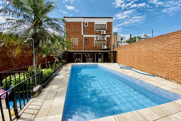 Casa de 7 dormitorios, quincho, gimnasio, cochera y pileta en Pichincha