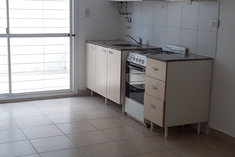 ALQUILER MONOAMBIENTE PB, con PATIO San MArtin 2200