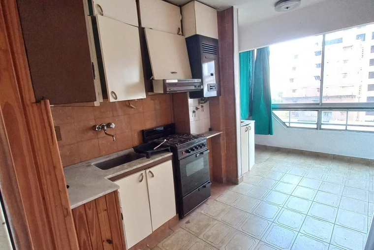 Alem 1200. Balcón frente. Living comedor con climatización. Cocina. Baño. Lavadero indep. Luminoso.