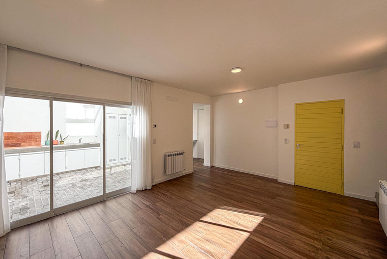 Casa de pasillo de 2 dormitorios con patio y radiadores a estrenar