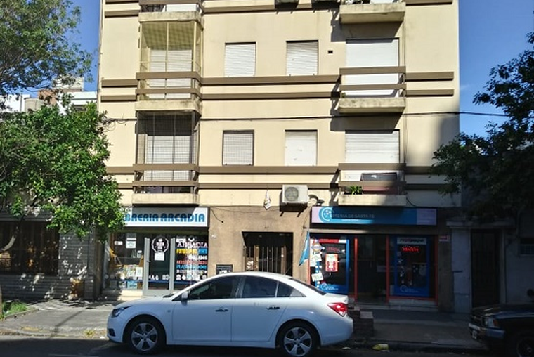 Av. Francia 800. Alquilado. Zona Facultades. Contrafrente. Escalera.