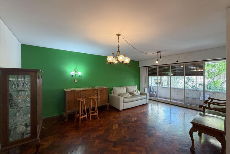 Departamento de 3 dormitorios amplio con patio y cocina separada