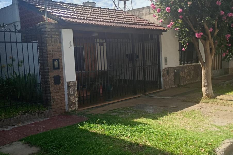 Venta casa 3 dormitorios Fisherton Rosario - A reciclar - Patio