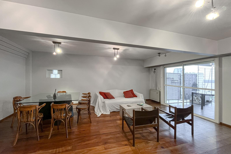 Departamento de 4 dormitorios con gran balcón y vista al río parcial en el Centro