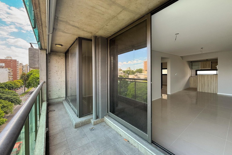 Departamento de 2 dormitorios a estrenar con balcón en Lourdes