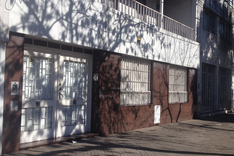 ALQUILER CASA 4  DORMITORIOS,  cochera,  patio, desarrollada en dos plantas 27 de Febrero 2000