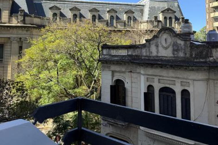 AMPLIO. SEMIPISO MAIPU 500. Externo. Balcón. Frente a la Aduana. Reciclado a nuevo. Oportunidad.