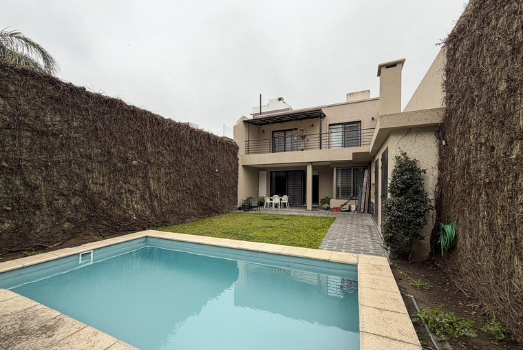 Casa de 3 dormitorios con 2 cocheras, jardín y pileta en Refinería