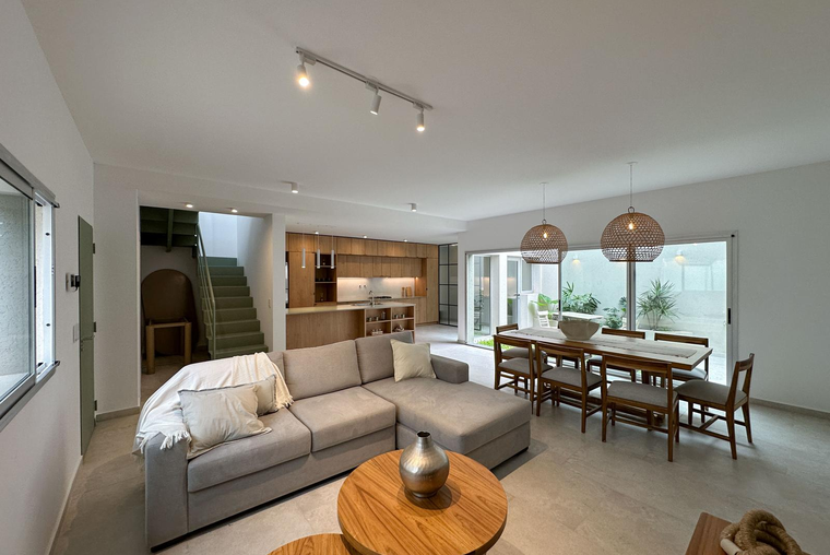 Casa de pasillo única con 3 dormitorios, terraza, pileta y parrilla