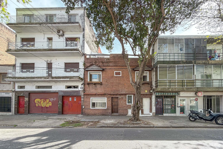 Casa al frente de 2 dormitorios con 2 baños y terraza en Pichincha