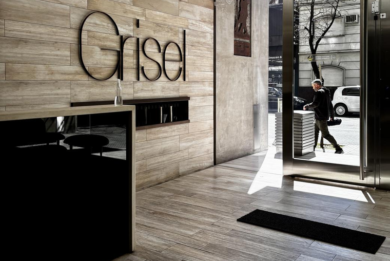 CORDOBA 2300. Semipiso. Externo. Frente y contrafrente. Balcón. Gran living comedor. Amenities.