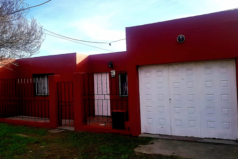 VENDO CASA ZONA OESTE - ESCUCHO OFERTAS.