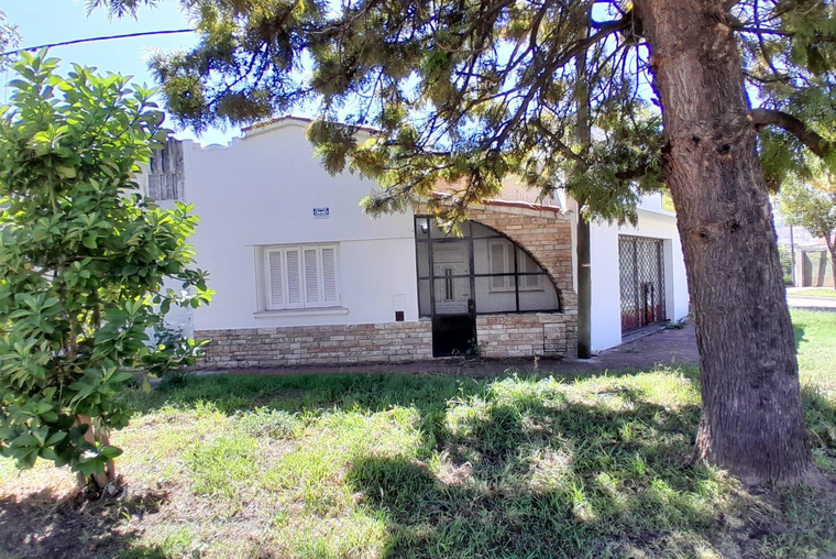 ATENCION CONSTRUCTORAS. Alberdi Residencial. Esquina. 136 m2.