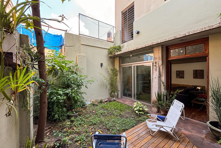 Casa de pasillo de 2 dormitorios más comodín, jardín y terraza