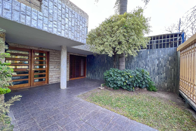 Imponente Casa en venta - Bv. Segui y Santiago - Apta construcción