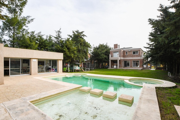CASA DE CINCO DORMITORIOS VENTA PILETA Y QUINCHO ROLDÁN ROSARIO