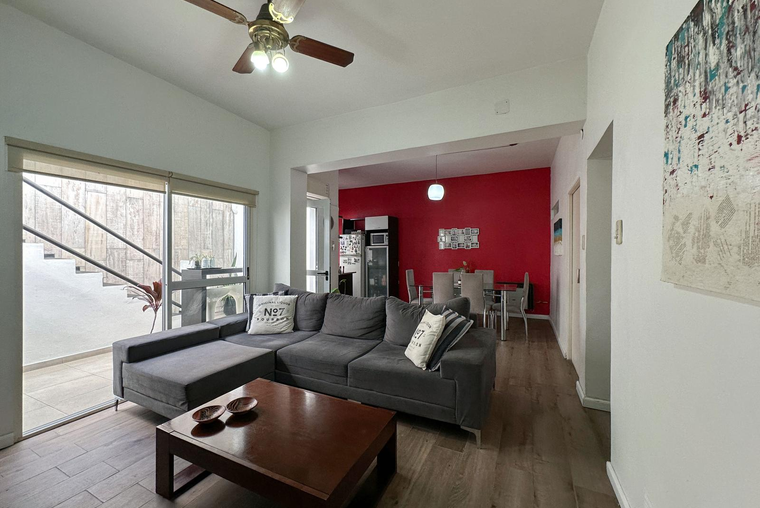 Casa de 4 dormitorios con patio, terraza y cochera sobre hermoso pasaje