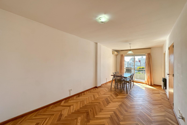 Departamento de 2 dormitorios con cochera y balcón en el centro