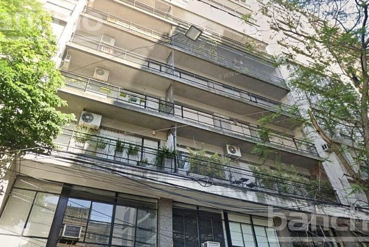 Paraguay 830. Semipiso. Externo. Balcón. Comodín. Living. Cocina. Lavadero independiente. Cochera.