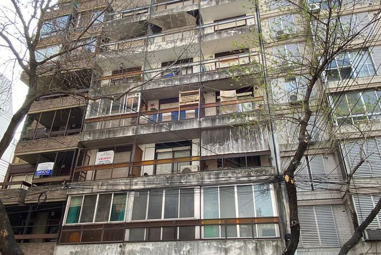 3 de Febrero 500. Externo. Dividido por puerta corrediza. 35 m2.