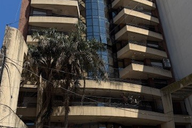 ALQUILO DEPARTAMENTO CÉNTRICO CONTRAFRENTE CON BALCÓN Y COCHERA, PARAGUAY 500