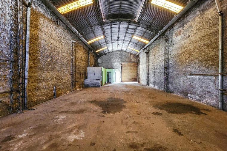 Galpón amplio con nucleo de oficinas en ideal zona logistica