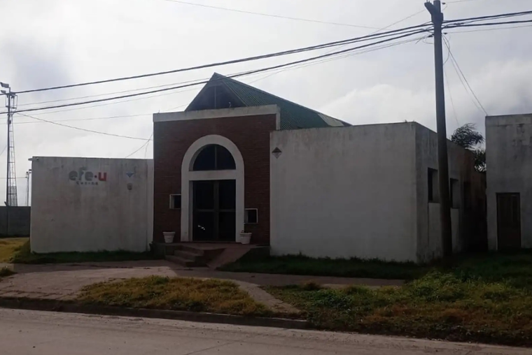 Importante galpón. Próximo a Rosario. Oficinas. Terreno: 8.392 m2. Cubiertos: 6.629 m2.