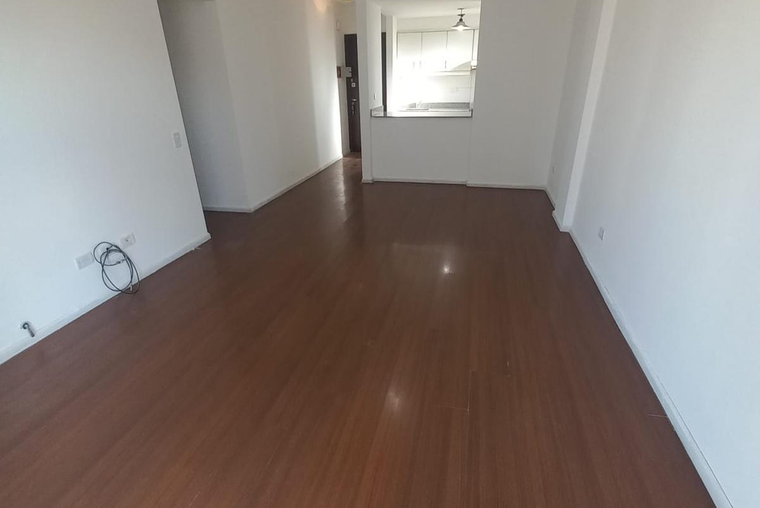 Corrientes 2500 - 6º Piso. Balcón corrido. Externo. Living comedor. Cocina semi separada. Placares.