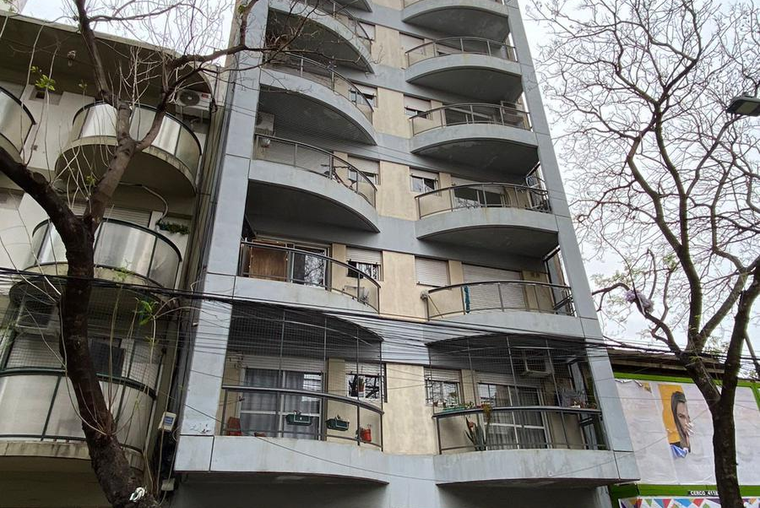 9 de Julio 1800. Externo. Balcón. Living amplio. Cocina semi integrada. Placares. Muy luminoso