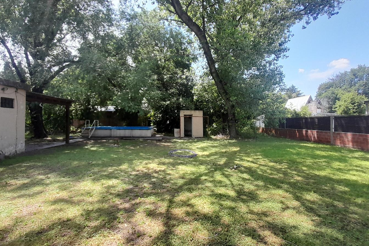 Casa en venta a reciclar con 900 m2 de terreno y pileta - Funes