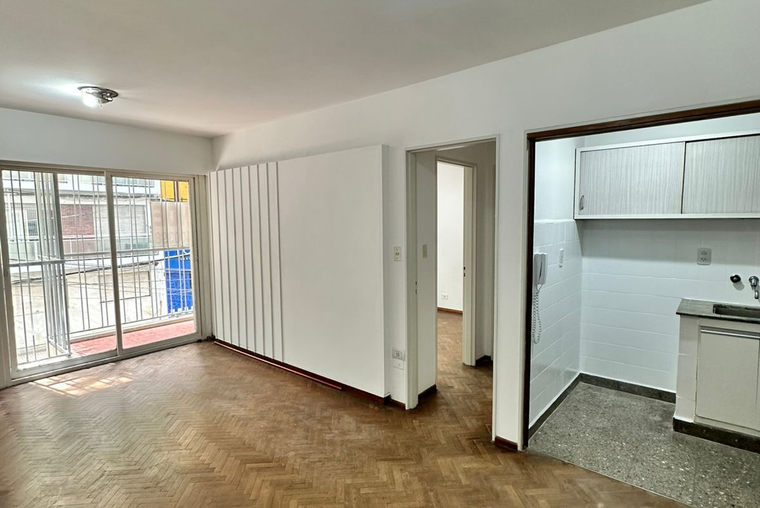Venta departamento al frente con Balcón
