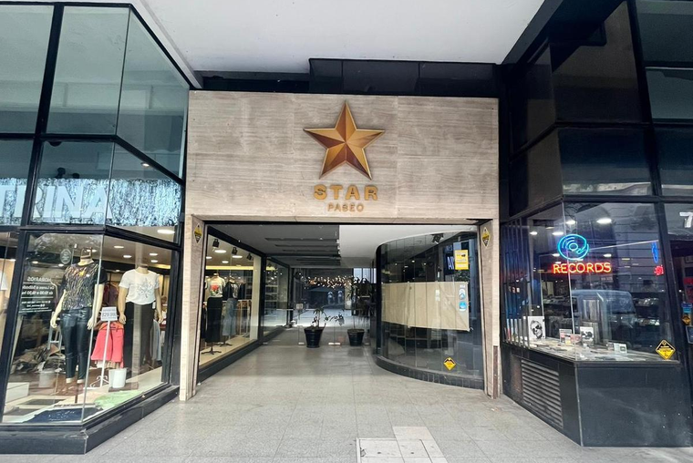 Sarmiento 700. Galería Paseo Star. Excelente ubicación. 17 locales. Sala espectaculos. 1700 m2.
