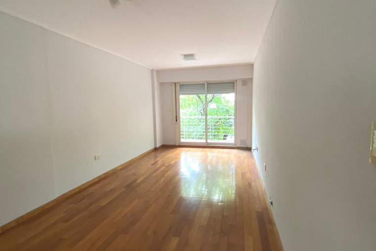 San Juan 2300. Externo. Balcón. Living comedor. Cocina separada. Placard. 40 m2.