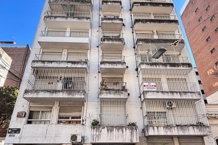 LAPRIDA 1400. 67 m2. Cocina independiente. Lavadero. Balcón corrido. Posibilidad cochera.